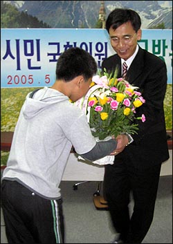 유시민 의원이 대구 수성초등학교 후배로부터 환영의 꽃바구니를 받고 있다. 